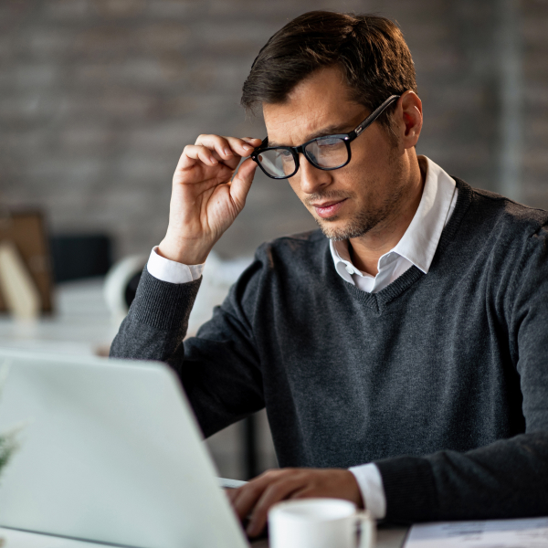 Навіщо впроваджувати CRM-систему: переваги та функції